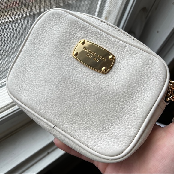 Michael Kors Handbags - ✨Michael Kors✨Small Crossbody White Purse EUC